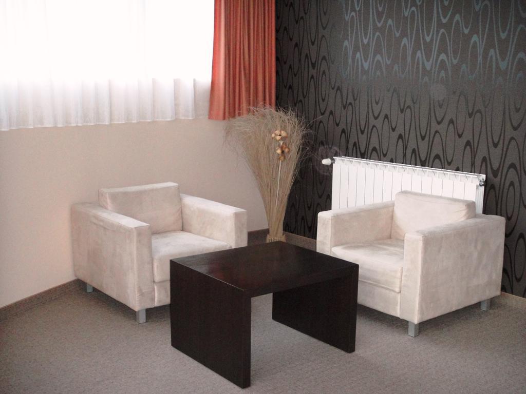 Riverside Family Hotel Yambol Extérieur photo