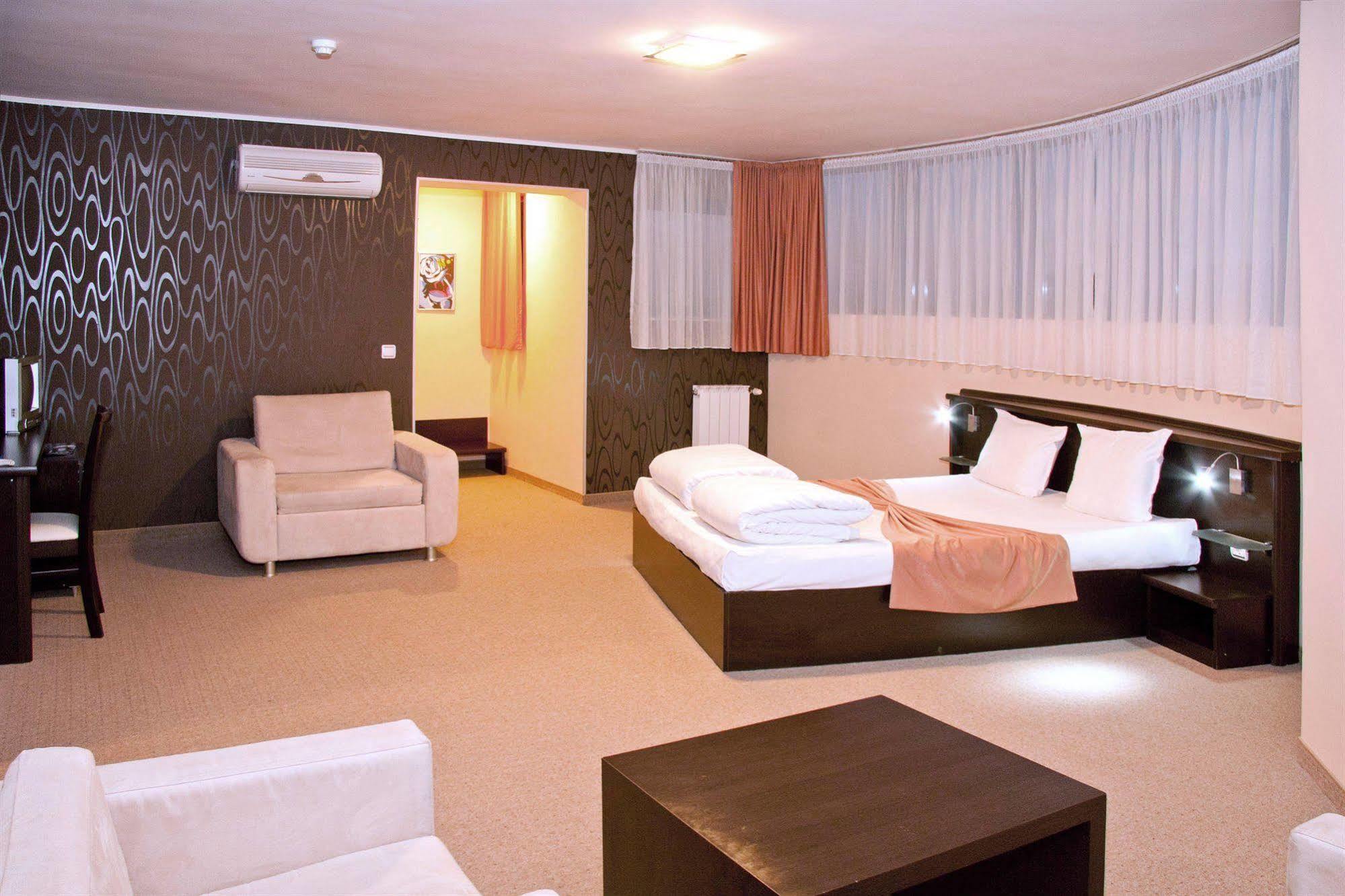 Riverside Family Hotel Yambol Extérieur photo